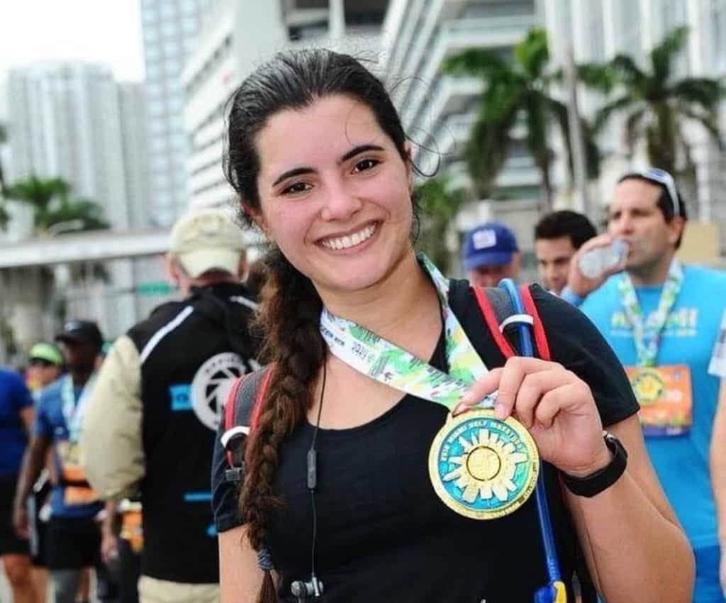 Stephanie Fernández is showing her medal.