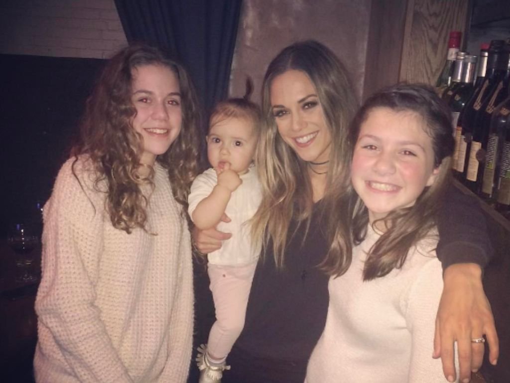  Jana Kramer Sister