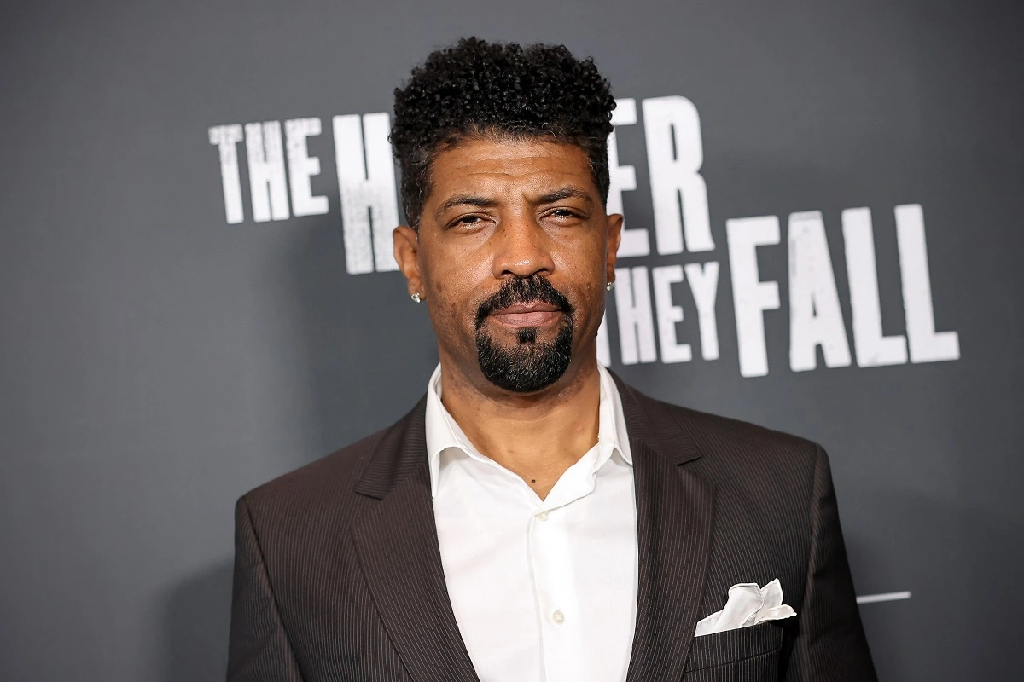 Deon Cole Stunning The Red Carpet