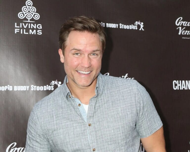 Scott Porter Is A Father Of 2 Kids, Wife Kelsey Mayfield, Family And Net Worth
