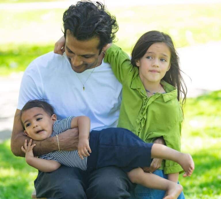 Utkarsh Ambudkar Is A Father Of Two Kids, Meet Wife Naomi Family, And Net Worth