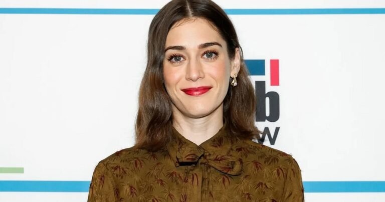 Lizzy Caplan Parents: Who Are Richard Caplan And Barbara Bragman?