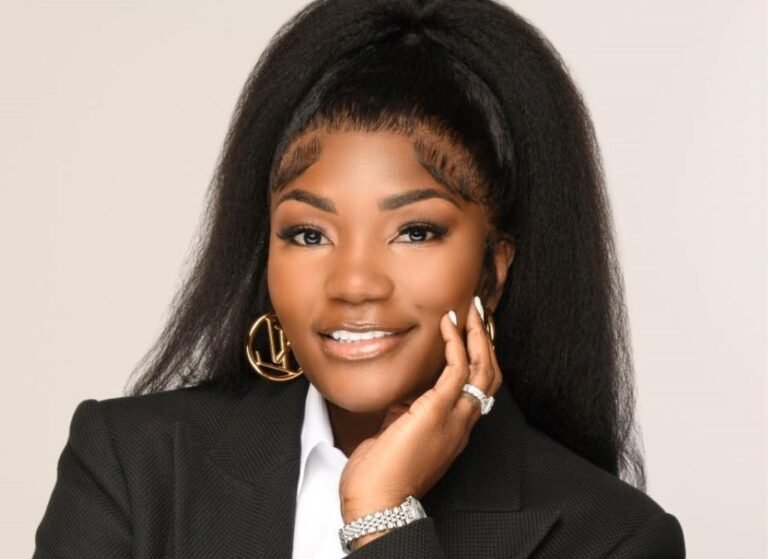 Ashley Grayson Hand: Does She Have A Fake Finger?